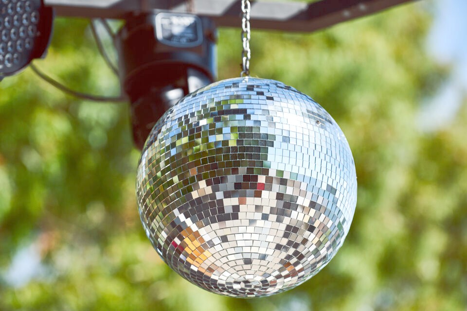 2-methodes-infaillibles-pour-realiser-une-boule-a-facettes-element-de-deco-essentiel-a-une-soiree-disco-reussie_colorisee